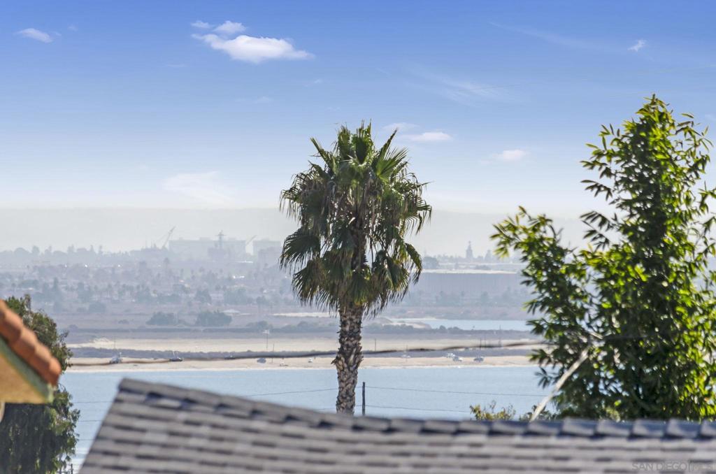https://media.crmls.org/mediaz/db30e43a-a4a0-4509-982d-915e42aaba94.jpg?preset=X-Large