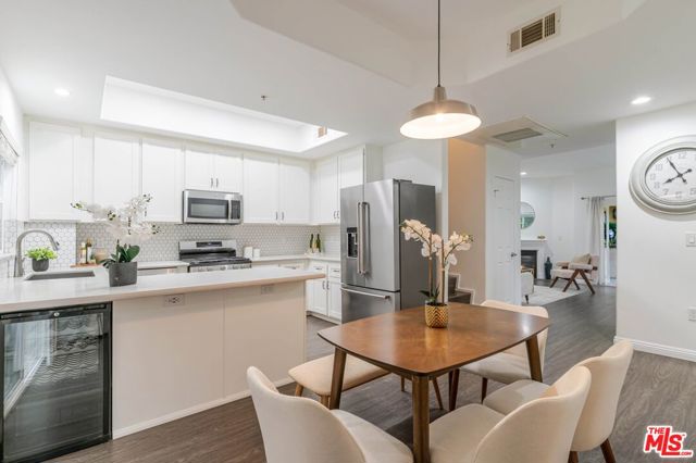 5521 Kester Avenue, Sherman Oaks CA: https://media.crmls.org/mediaz/db319ee2-2d31-4c8e-b967-2536773b3ca8.jpg