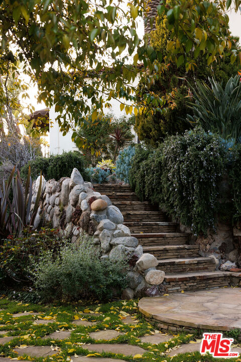 2400 Inverness Avenue, Los Angeles CA: https://media.crmls.org/mediaz/db3271e8-88c6-45b7-975c-7600d504185f.jpg