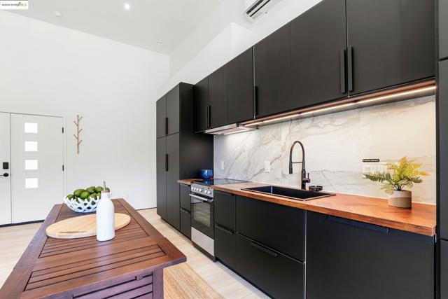 2391 Rancho Rd, El Sobrante CA: https://media.crmls.org/mediaz/db332c9e-918d-4353-bce8-29bcc4e8e258.jpg