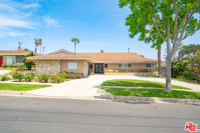 5210 S Corning Avenue, Los Angeles CA: https://media.crmls.org/mediaz/db345b5d-47d6-447e-aa87-76cc260e0bc7.jpg