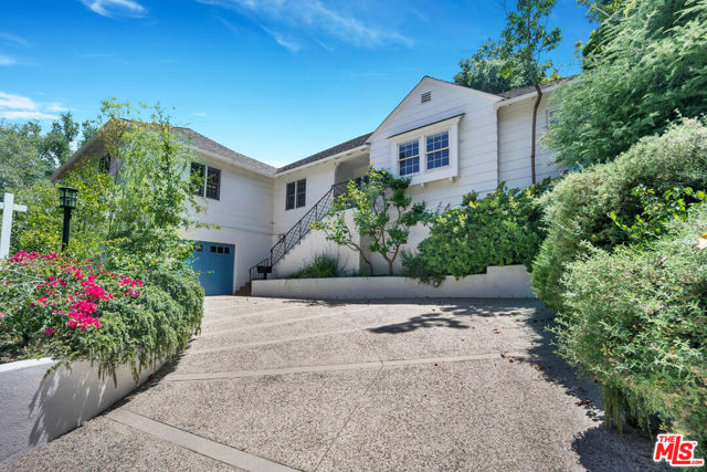 1231 Club View Drive, Los Angeles CA: https://media.crmls.org/mediaz/db34abbe-a9e2-47d1-9e0a-b0c6b4151587.jpg