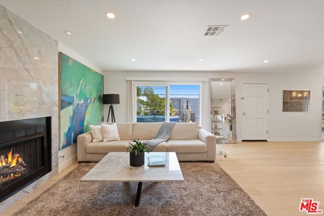737 Pier Avenue, Santa Monica CA: https://media.crmls.org/mediaz/db35fa05-44c0-4e42-85d3-7bcc3c8c7911.jpg