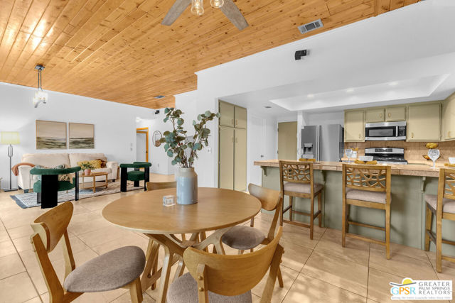 1425 E Luna Way, Palm Springs CA: https://media.crmls.org/mediaz/db3a6bb4-b5ff-4679-aba1-cc7ee3eb9d05.jpg