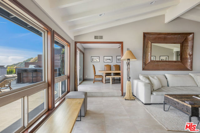 18074 Coastline Drive, Malibu CA: https://media.crmls.org/mediaz/db3c8a4e-668d-4e1d-94ed-0c7ffed83745.jpg