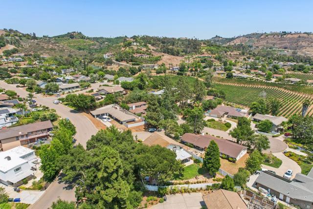 2807 Carlton Way, Fallbrook CA: https://media.crmls.org/mediaz/db40e196-9e75-466e-b9b9-4e2c34d36f1b.jpg