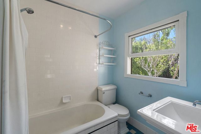 504 24Th Street, Santa Monica CA: https://media.crmls.org/mediaz/db40ea75-d6f6-42cd-a5bf-93e0b453cd08.jpg