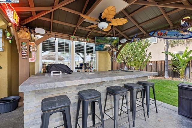 1050 Clear Lake Dr, Oakley CA: https://media.crmls.org/mediaz/db41f5c6-1a41-42ec-b816-1c975230050e.jpg