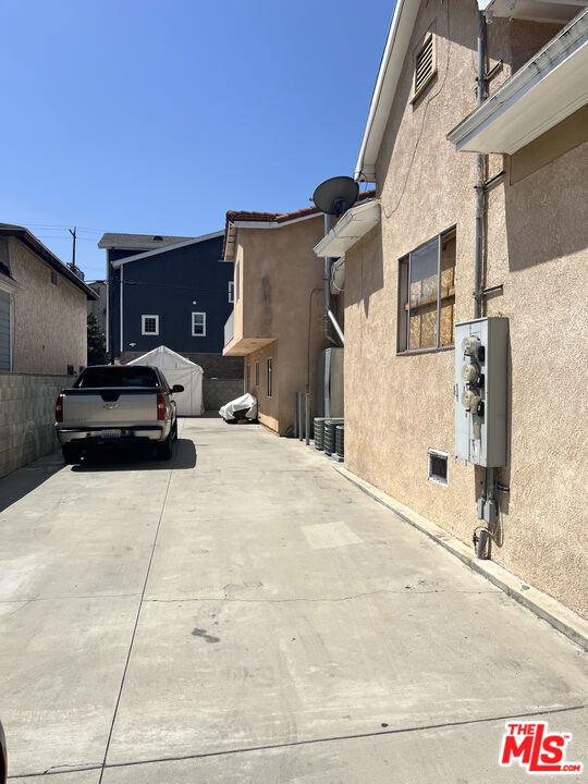1256 W 25th Street, Los Angeles CA: https://media.crmls.org/mediaz/db4388ea-e856-4f42-9dc1-46c77561557c.jpg