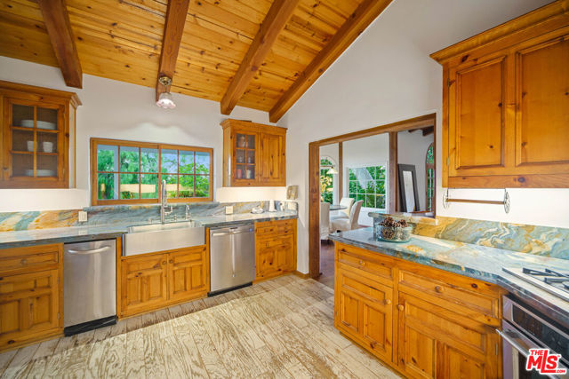 33269 Mulholland Highway, Malibu CA: https://media.crmls.org/mediaz/db44551b-1ee7-4db3-901d-0a5277d2cea9.jpg