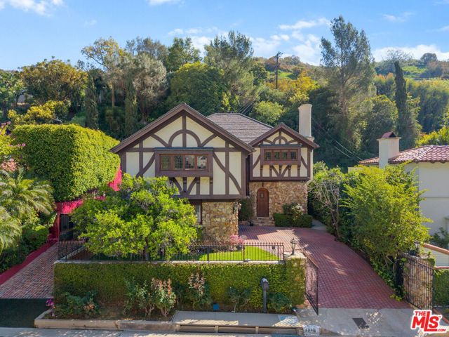 1610 N Beverly Drive, Beverly Hills CA: https://media.crmls.org/mediaz/db46278e-79bd-41a3-a736-85e884be4f43.jpg