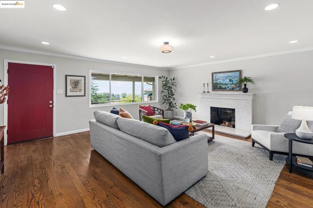 21 Maggiora Ct, Oakland CA: https://media.crmls.org/mediaz/db477c79-f033-40c8-84b1-6e472c7ff31e.jpg