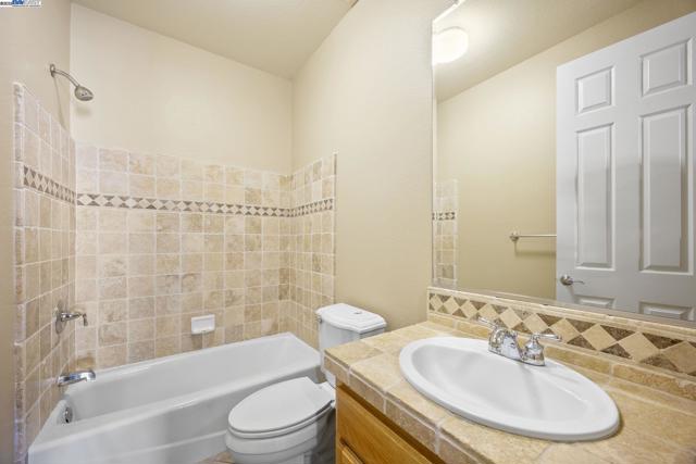 2132 Gold Poppy St, Brentwood CA: https://media.crmls.org/mediaz/db481a6f-6262-4b53-80ec-3f88066fe619.jpg