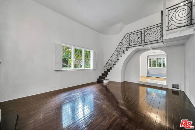 618 N Rodeo Drive, Beverly Hills CA: https://media.crmls.org/mediaz/db488861-c418-4f2f-81b9-de3f652e1ed8.jpg