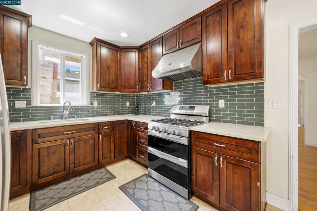 10536 Sheldon St, Oakland CA: https://media.crmls.org/mediaz/db488f10-c52d-4a49-a815-d90d75cd2799.jpg