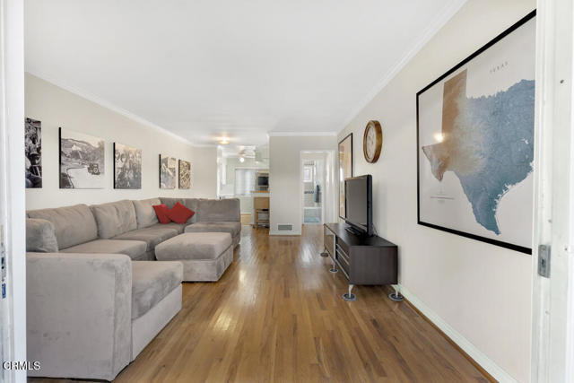 Detail Gallery Image 9 of 33 For 1542 Riverside Dr #C,  Glendale,  CA 91201 - 2 Beds | 2 Baths