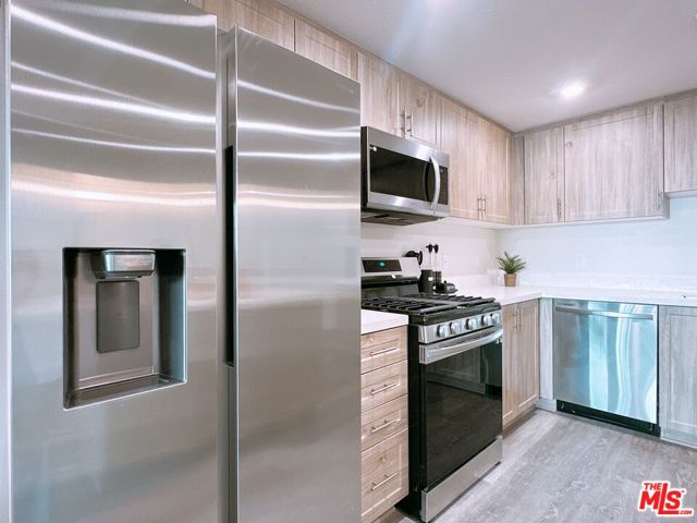3050 W 11th Street, Los Angeles CA: https://media.crmls.org/mediaz/db49628c-12be-45d4-9ca1-216dc0123d42.jpg