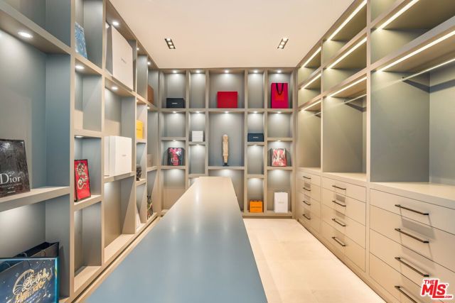 9405 Sierra Mar Place, Los Angeles CA: https://media.crmls.org/mediaz/db496a6c-30c7-4c86-a9bd-5555cf4a8323.jpg