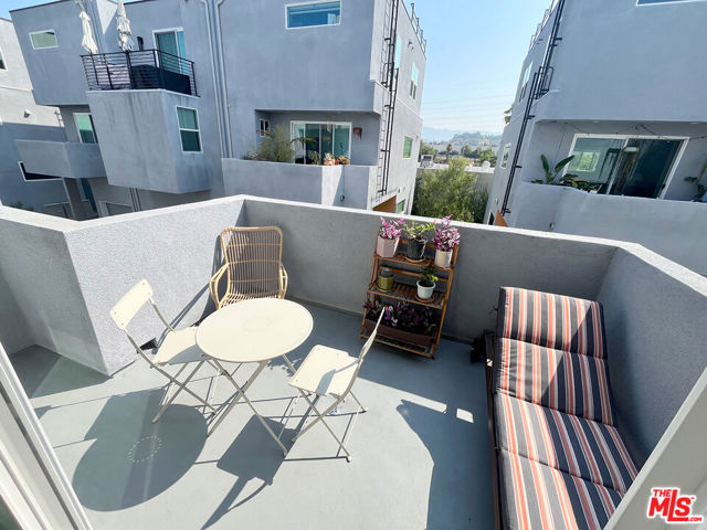 2927 1/2 Denby Avenue, Los Angeles CA: https://media.crmls.org/mediaz/db4a5a9a-2c2b-4418-8f72-f980b881268b.jpg