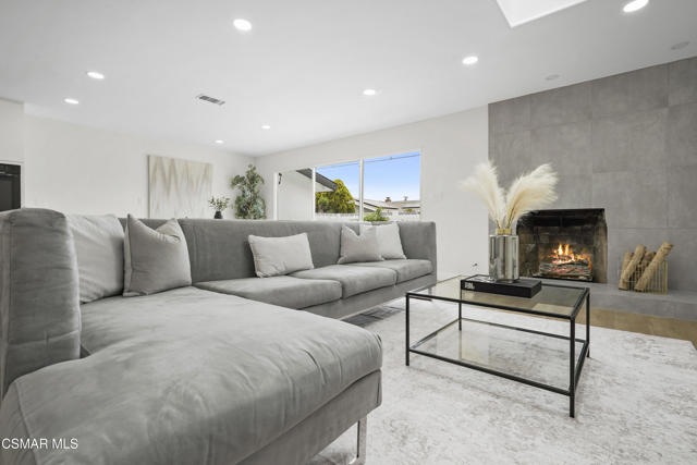 174 Wendy Drive, Thousand Oaks CA: https://media.crmls.org/mediaz/db4a77d3-4800-43ed-8764-911a0dcbcbe0.jpg