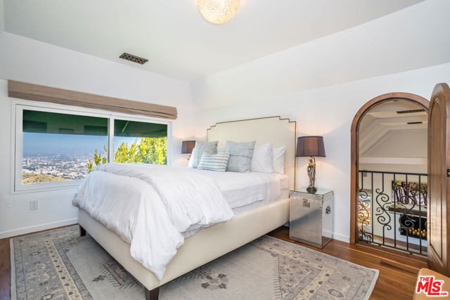 8149 Mannix Drive, Los Angeles CA: https://media.crmls.org/mediaz/db4a8ff9-345a-42ef-890e-6761973e9429.jpg