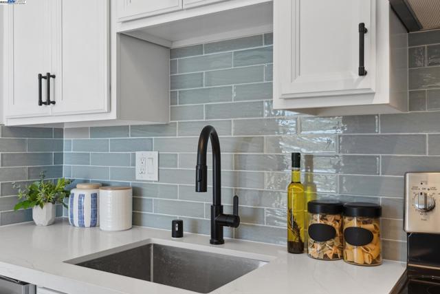 1 Kelton Ct, Oakland CA: https://media.crmls.org/mediaz/db4c3442-3ad8-407f-b56e-51a16f8267dd.jpg