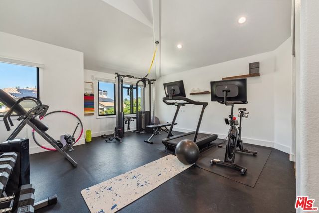 23180 Park Blanco, Calabasas CA: https://media.crmls.org/mediaz/db4c9503-de93-4425-a5b8-538cac84cf58.jpg