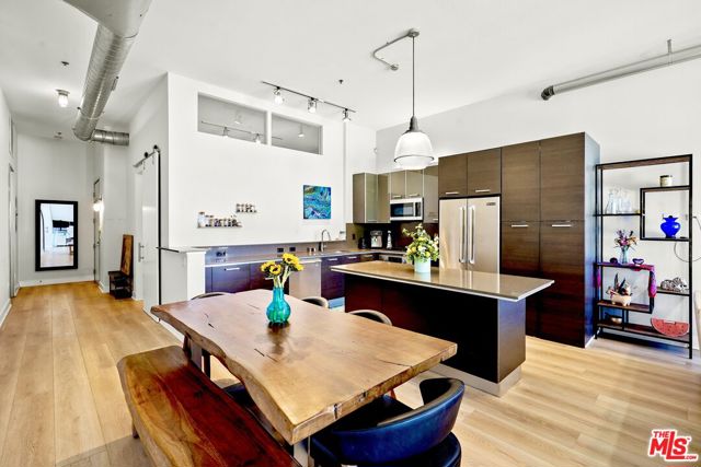 13320 Beach Avenue, Marina del Rey CA: https://media.crmls.org/mediaz/db4d0404-d437-4569-a8a7-22e6dfad591e.jpg