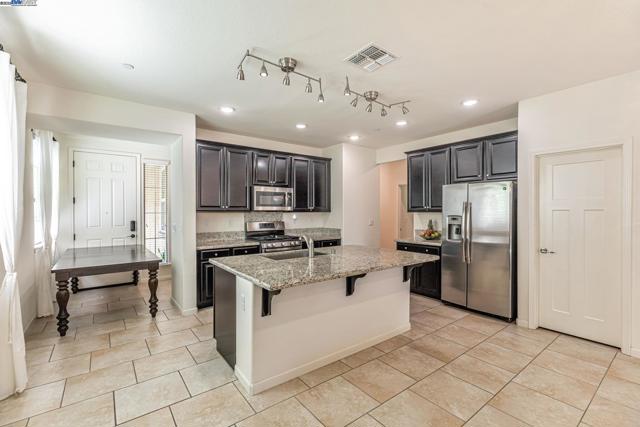 9315 Wild Lilac Cir, Sacramento CA: https://media.crmls.org/mediaz/db4f9286-2303-45c1-9be4-b18f05fe0d8f.jpg