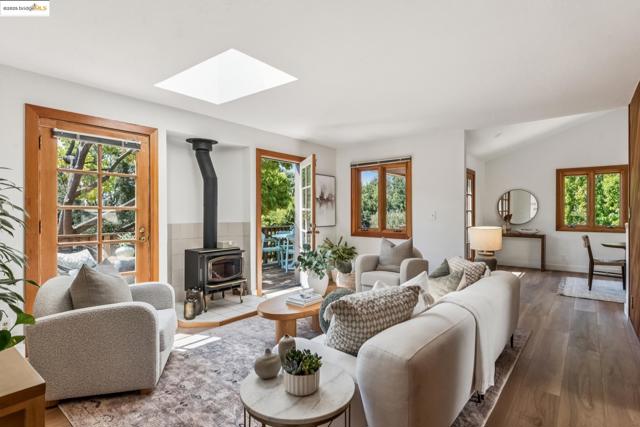 3176 Jordan Rd, Oakland CA: https://media.crmls.org/mediaz/db4fb394-3a90-4349-abda-5f9bcd8dfd13.jpg