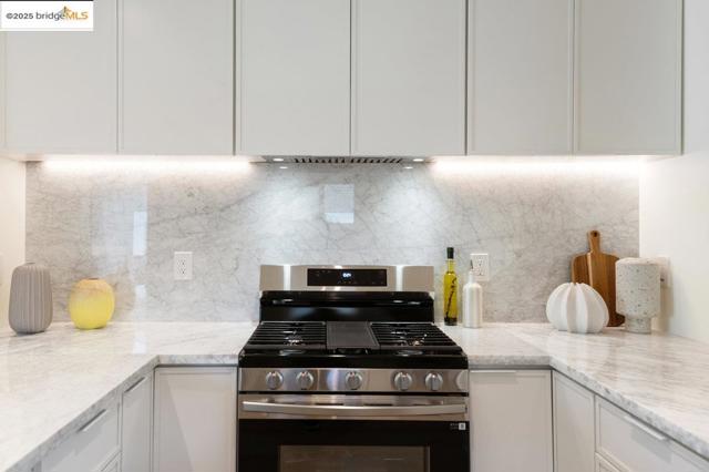 528 Ruby St, Redwood City CA: https://media.crmls.org/mediaz/db50a1ed-6dec-467a-ae85-e6d45741a1a3.jpg