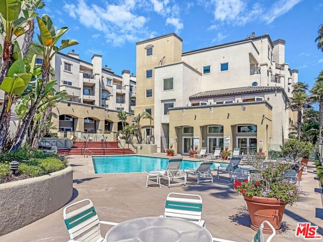 200 Pacific Coast Highway, Huntington Beach CA: https://media.crmls.org/mediaz/db52510e-8682-495a-bc54-d7cab6bd6697.jpg