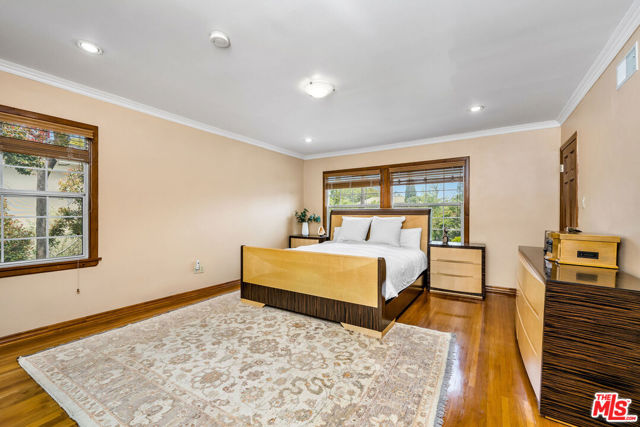 257 S Van Ness Avenue, Los Angeles CA: https://media.crmls.org/mediaz/db526aad-3e0f-4a63-bc78-8a9ba7031557.jpg