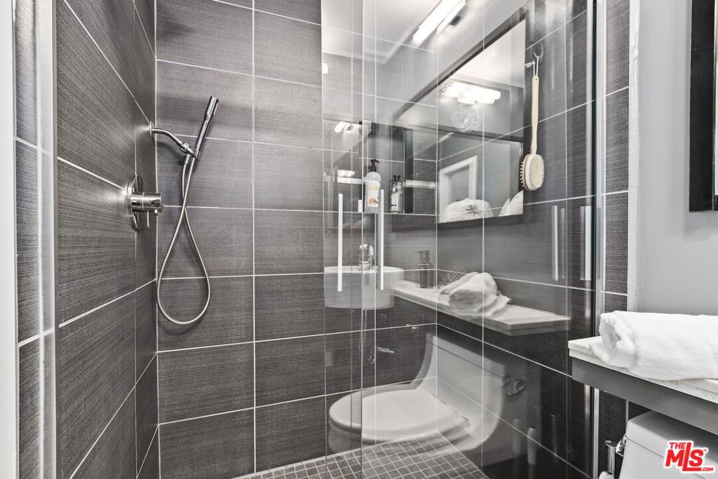 https://media.crmls.org/mediaz/db52f85b-69b8-410d-81c1-353de1a79b51.jpg?preset=X-Large