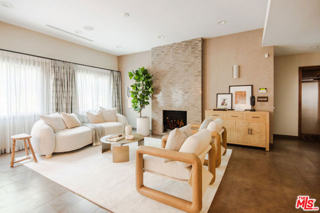 5189 Collett Avenue, Encino CA: https://media.crmls.org/mediaz/db53637e-ff26-4191-8b6e-04be5186e623.jpg