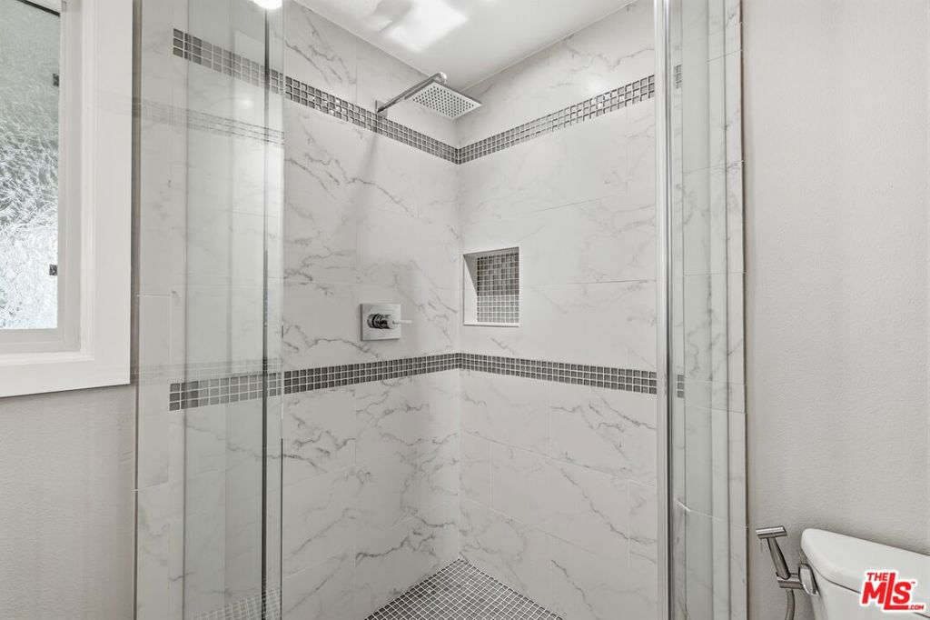 https://media.crmls.org/mediaz/db53772a-51d3-4cf0-bb20-30204b8cfeb4.jpg?preset=X-Large