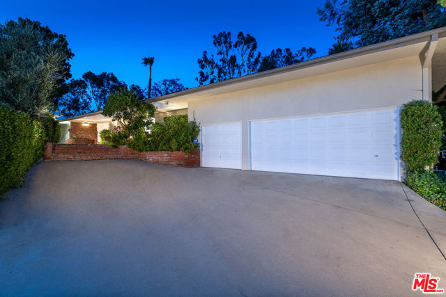 16331 Tudor Drive, Encino CA: https://media.crmls.org/mediaz/db53b428-e67e-41a5-b173-e04fbbd07b8e.jpg