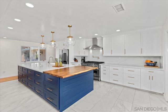 20403 Rancho Villa Rd, Ramona CA: https://media.crmls.org/mediaz/db5469af-06a8-4c20-85af-9b02af68006f.jpg