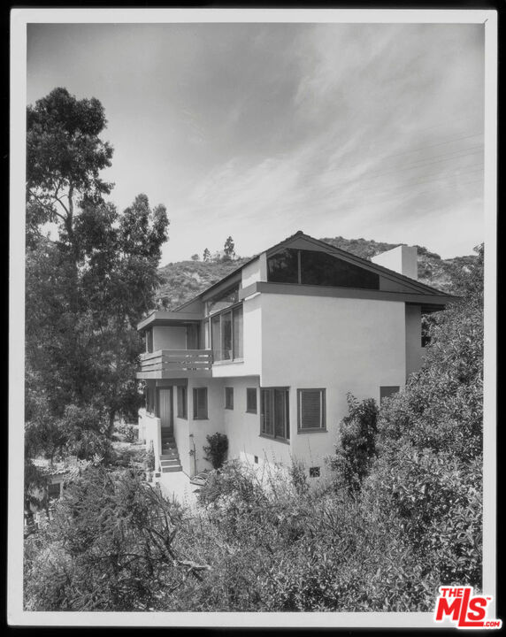 2764 Outpost Drive, Los Angeles CA: https://media.crmls.org/mediaz/db546b8b-3738-4067-b72d-670a1596252e.jpg