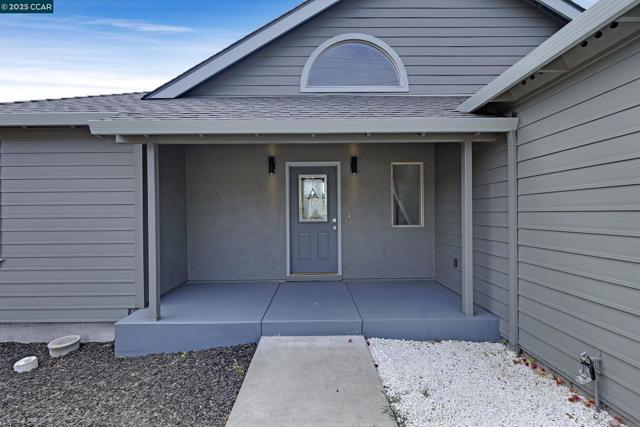 4044 Lambert Rd, El Sobrante CA: https://media.crmls.org/mediaz/db5523a9-ee3f-4470-8b0c-d699efc8ab37.jpg