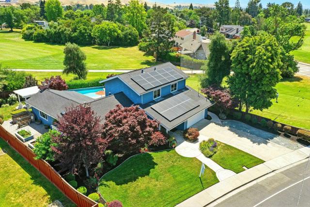 9658 Broadmoor Dr, San Ramon CA: https://media.crmls.org/mediaz/db555f29-13e6-460c-9e4e-f84e9e66717f.jpg
