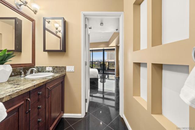 200 Harbor Dr, San Diego CA: https://media.crmls.org/mediaz/db55eded-9b9a-484f-9781-46c92da26ebc.jpg
