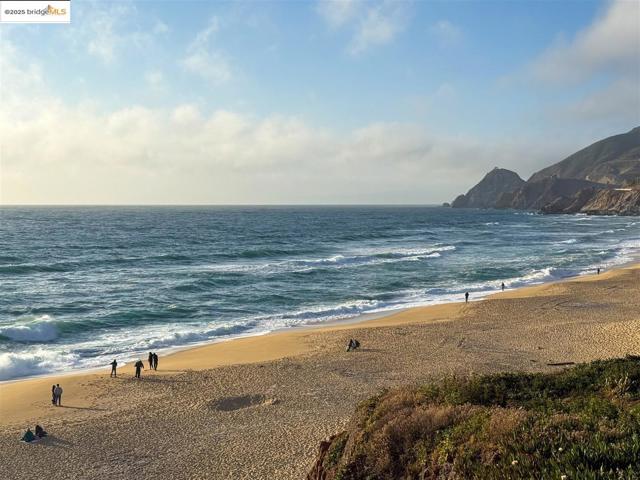 1400 Audubon AVE, Montara CA: https://media.crmls.org/mediaz/db570bc8-abe9-4164-a64d-f86fa275a502.jpg