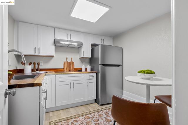 2050 E 30Th St, Oakland CA: https://media.crmls.org/mediaz/db57752c-8ed1-42d3-93ec-0b697ac64749.jpg