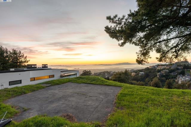 7041 DEVON WAY, Berkeley CA: https://media.crmls.org/mediaz/db58a4ca-6092-4146-bb53-e65dc70410ff.jpg