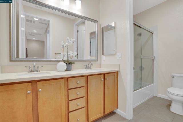 2nd Upstairs Full Bathroom