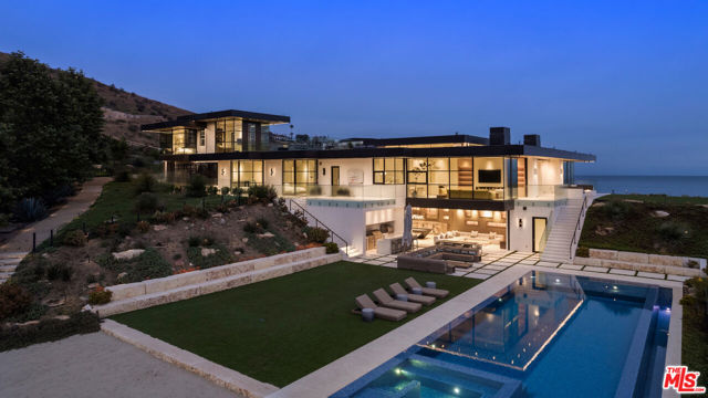 5012 Carbon Beach Terrace, Malibu CA: https://media.crmls.org/mediaz/db5a5aa3-d14e-4363-9ef7-e89df1beb88d.jpg