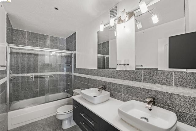 Image 14 of 33 For 555 Pierce St  942