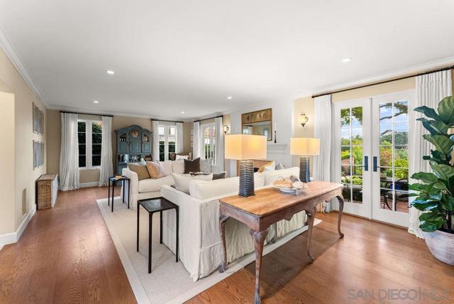 7725 Whitefield Pl, La Jolla CA: https://media.crmls.org/mediaz/db5b1a76-a875-484f-bf15-54fd053b5cd2.jpg