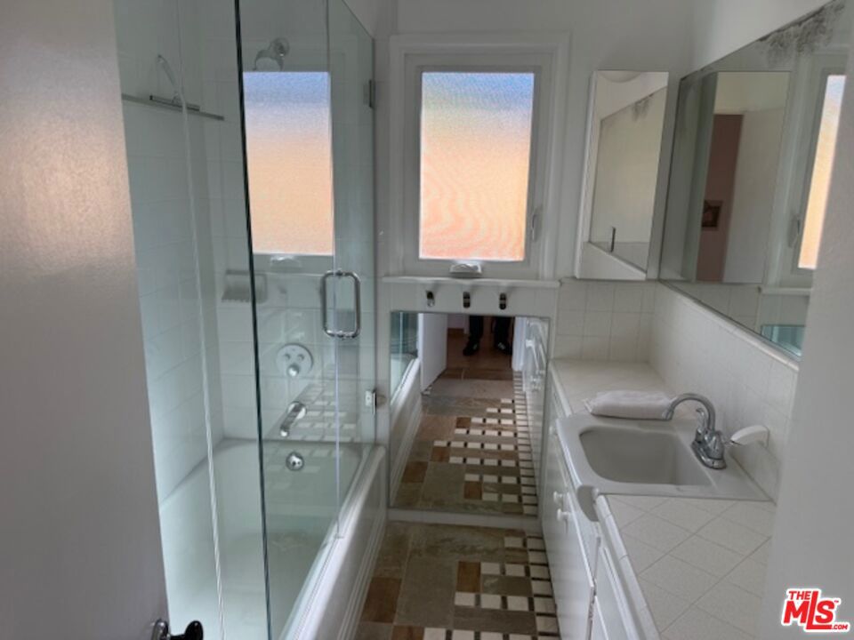 https://media.crmls.org/mediaz/db5c89ff-7dbd-4917-b1cb-652d16ff87d1.jpg?preset=X-Large